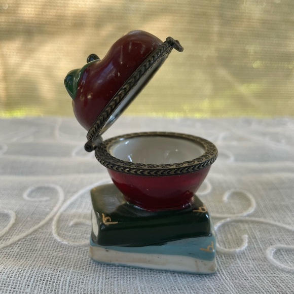 Vintage Hand Painted Apple on Books Mini Trinket & Pill box. Perfect for Teacher - Picture 4 of 8